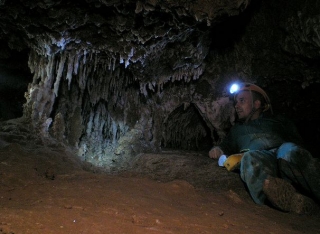 tumbado observando la belleza de una gruta interior